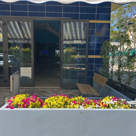 Hotel Estense Римини Екстериор снимка
