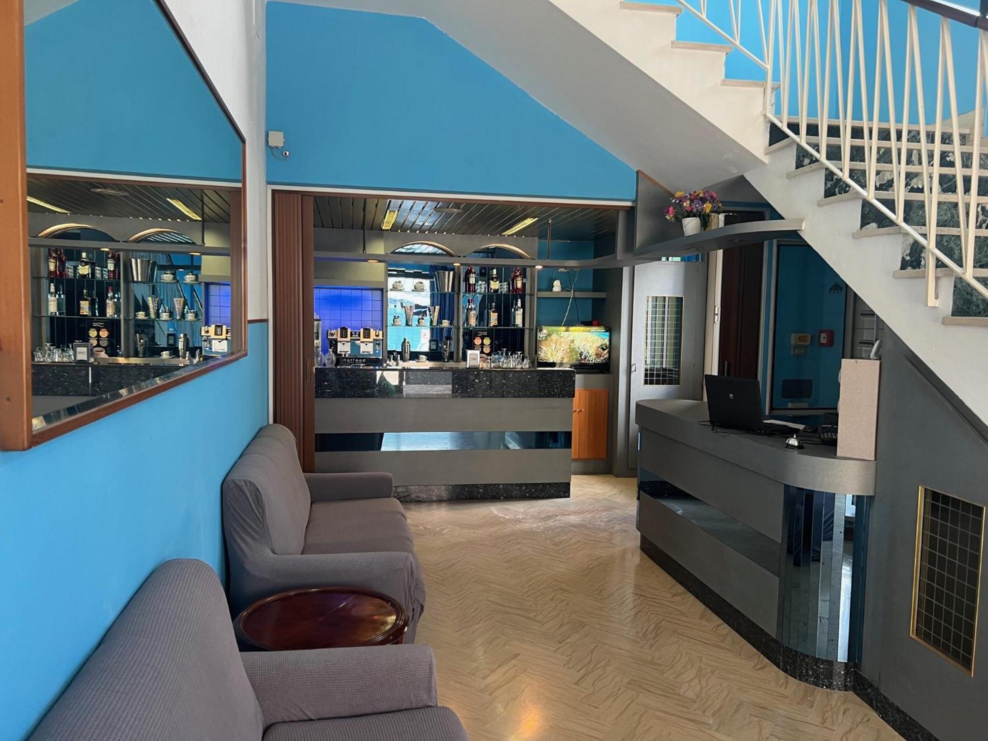 Hotel Estense Римини Екстериор снимка