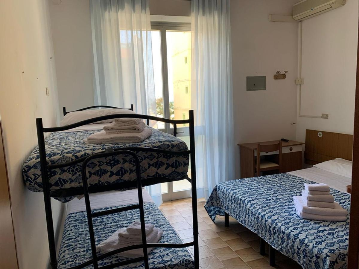 Hotel Estense Римини Екстериор снимка