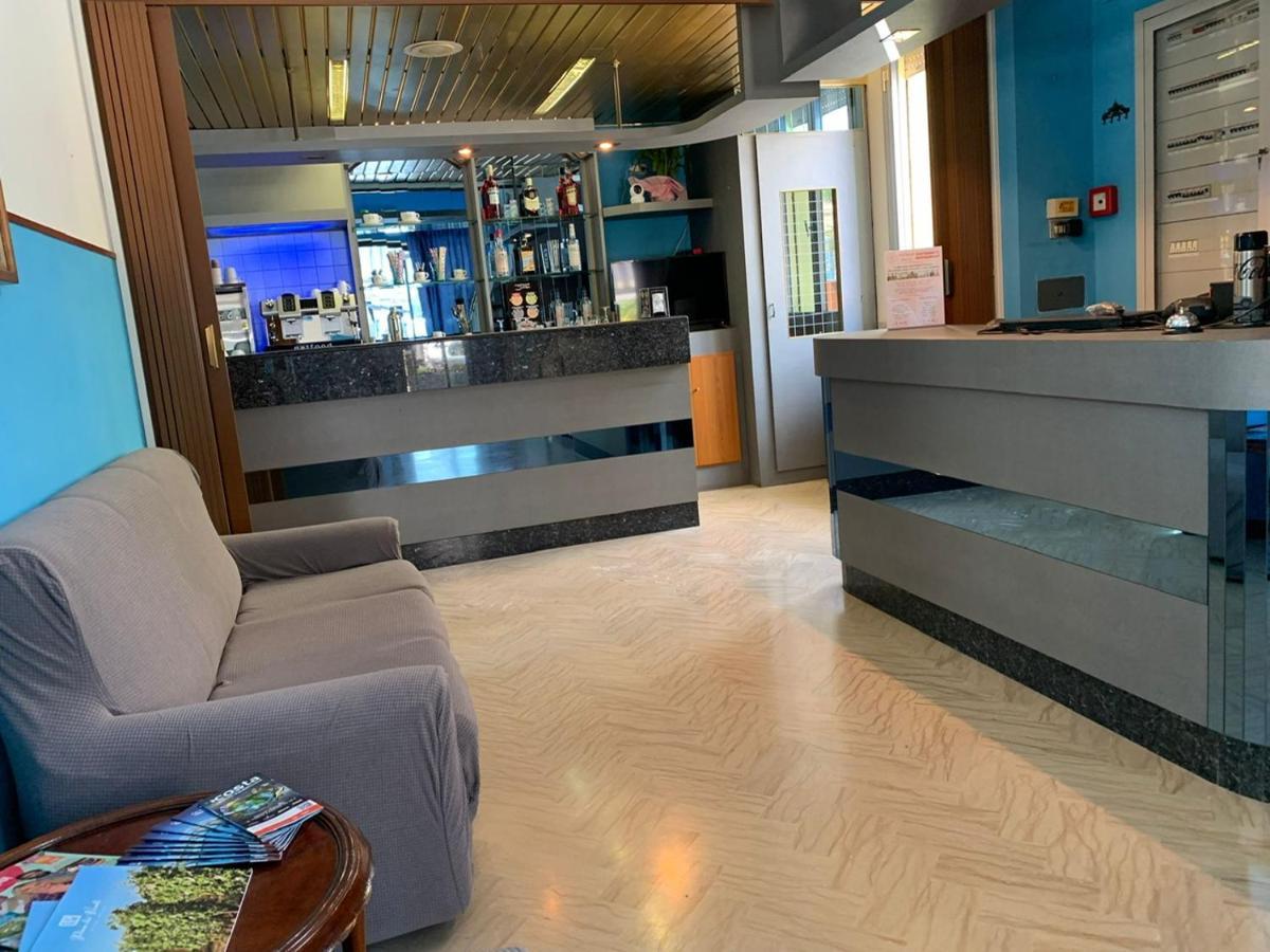 Hotel Estense Римини Екстериор снимка