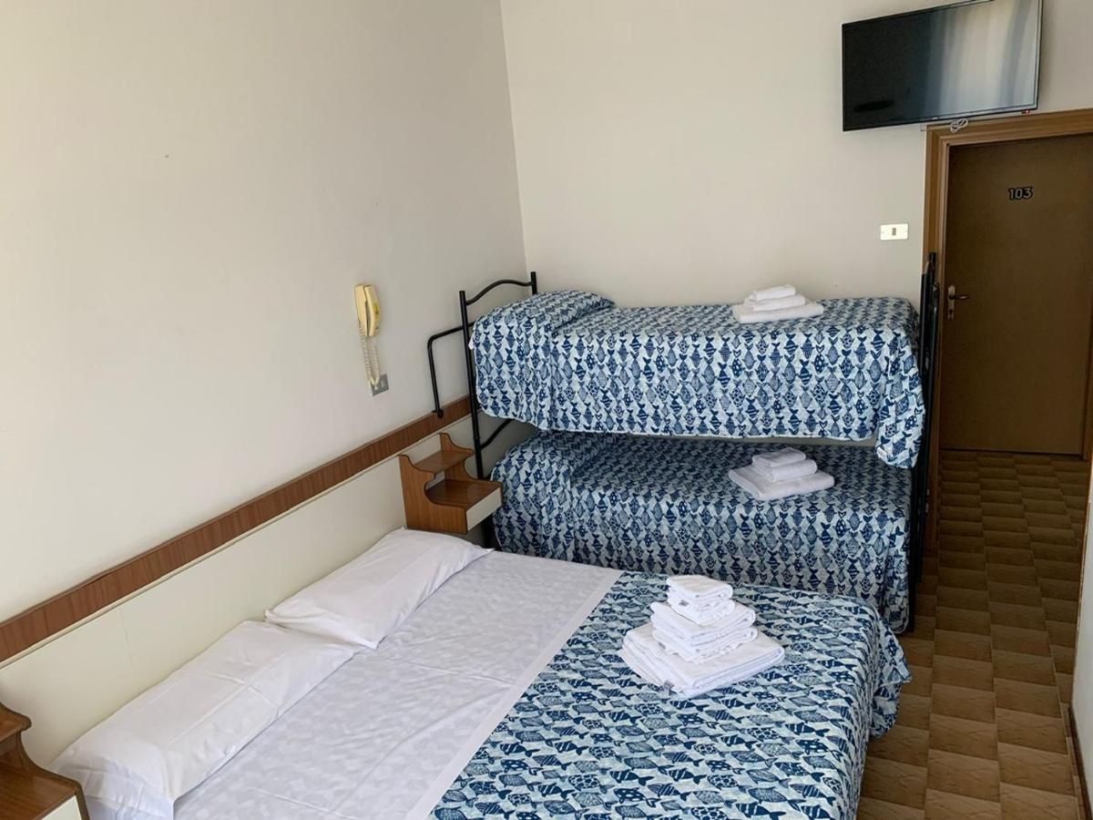 Hotel Estense Римини Екстериор снимка