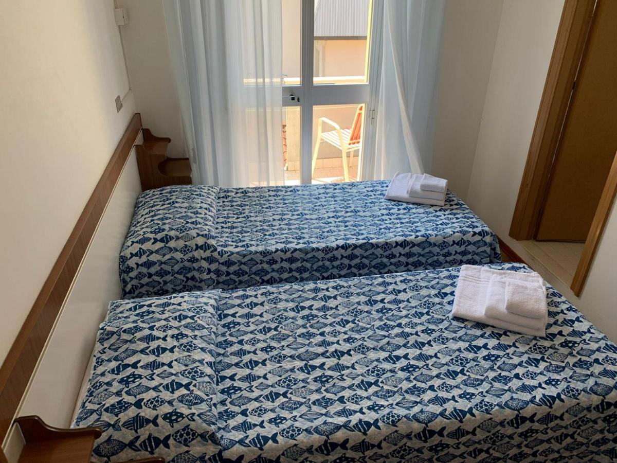 Hotel Estense Римини Екстериор снимка