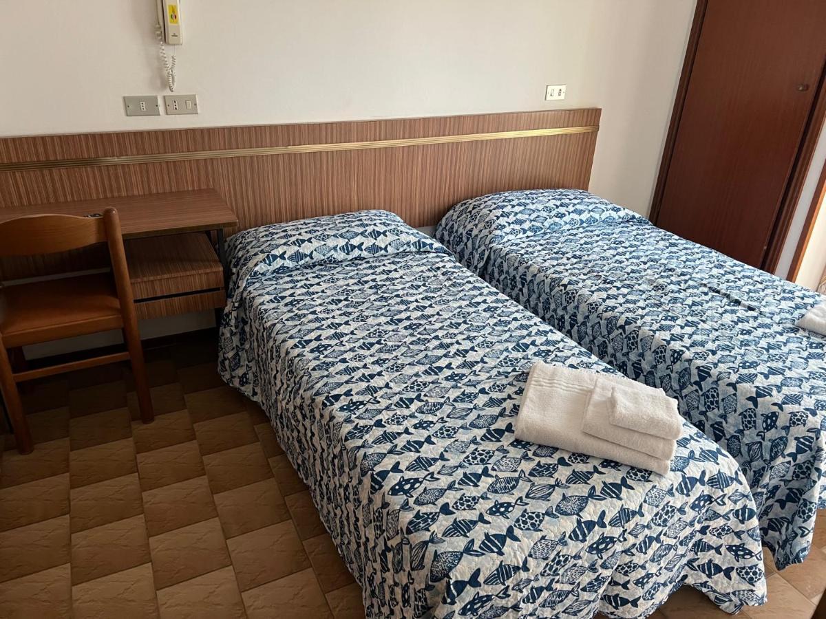 Hotel Estense Римини Екстериор снимка
