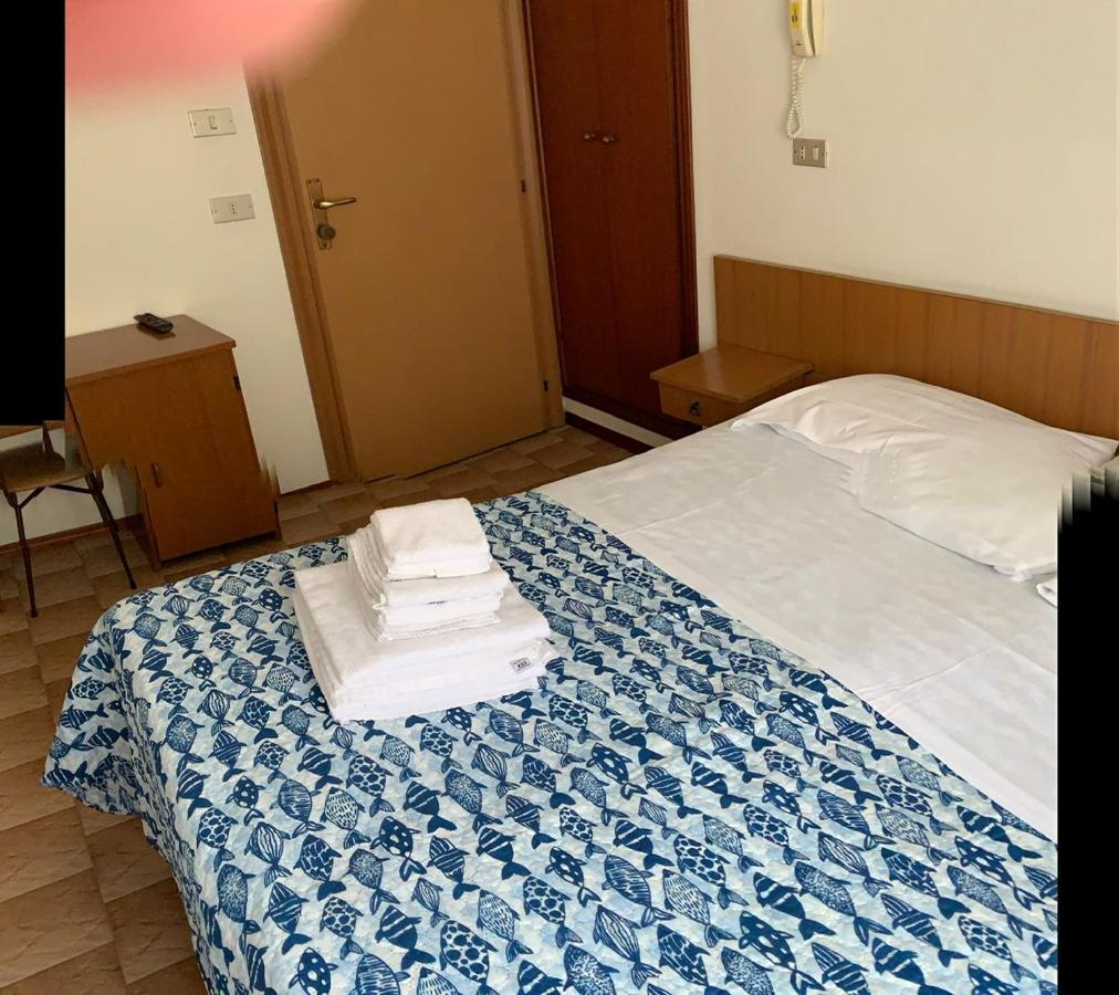 Hotel Estense Римини Екстериор снимка