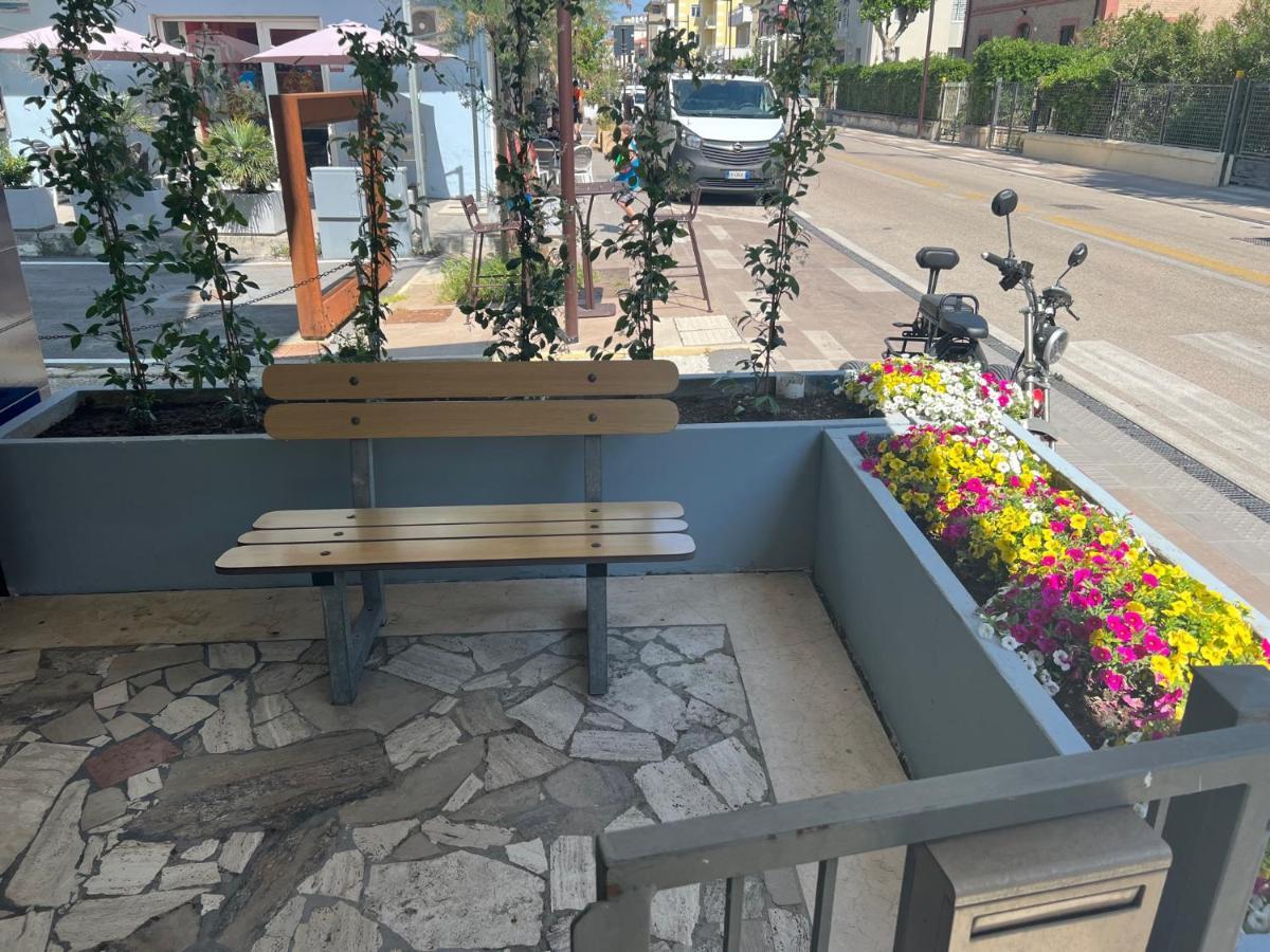 Hotel Estense Римини Екстериор снимка