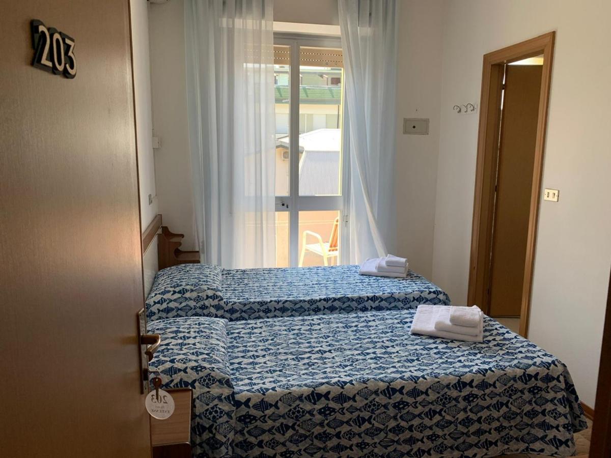 Hotel Estense Римини Екстериор снимка