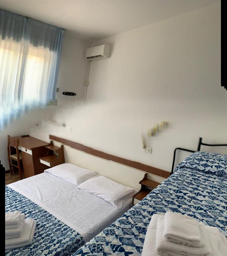 Hotel Estense Римини Екстериор снимка