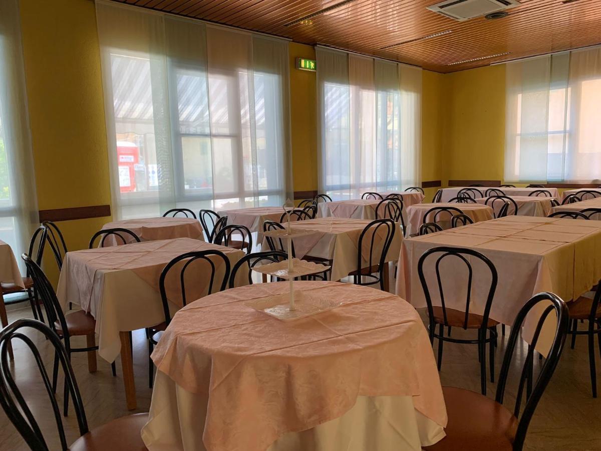 Hotel Estense Римини Екстериор снимка