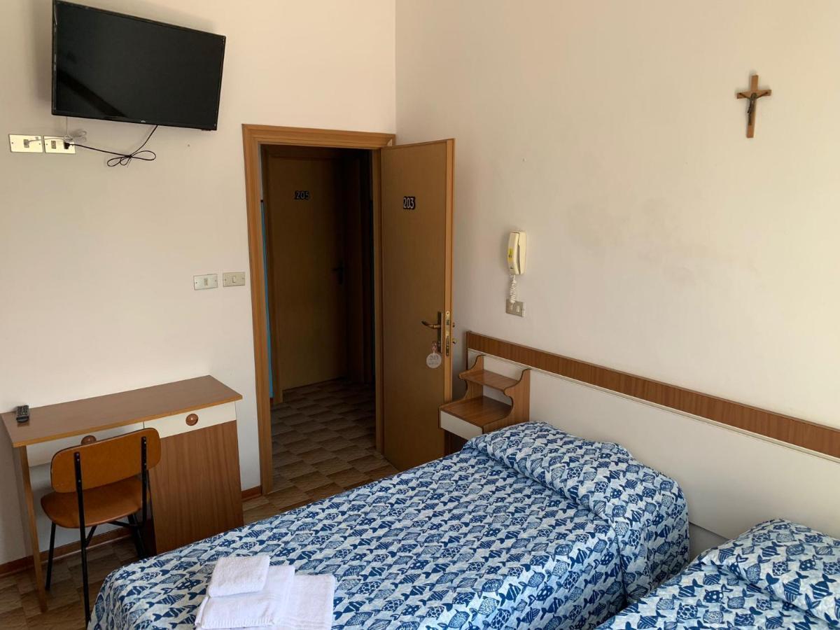 Hotel Estense Римини Екстериор снимка