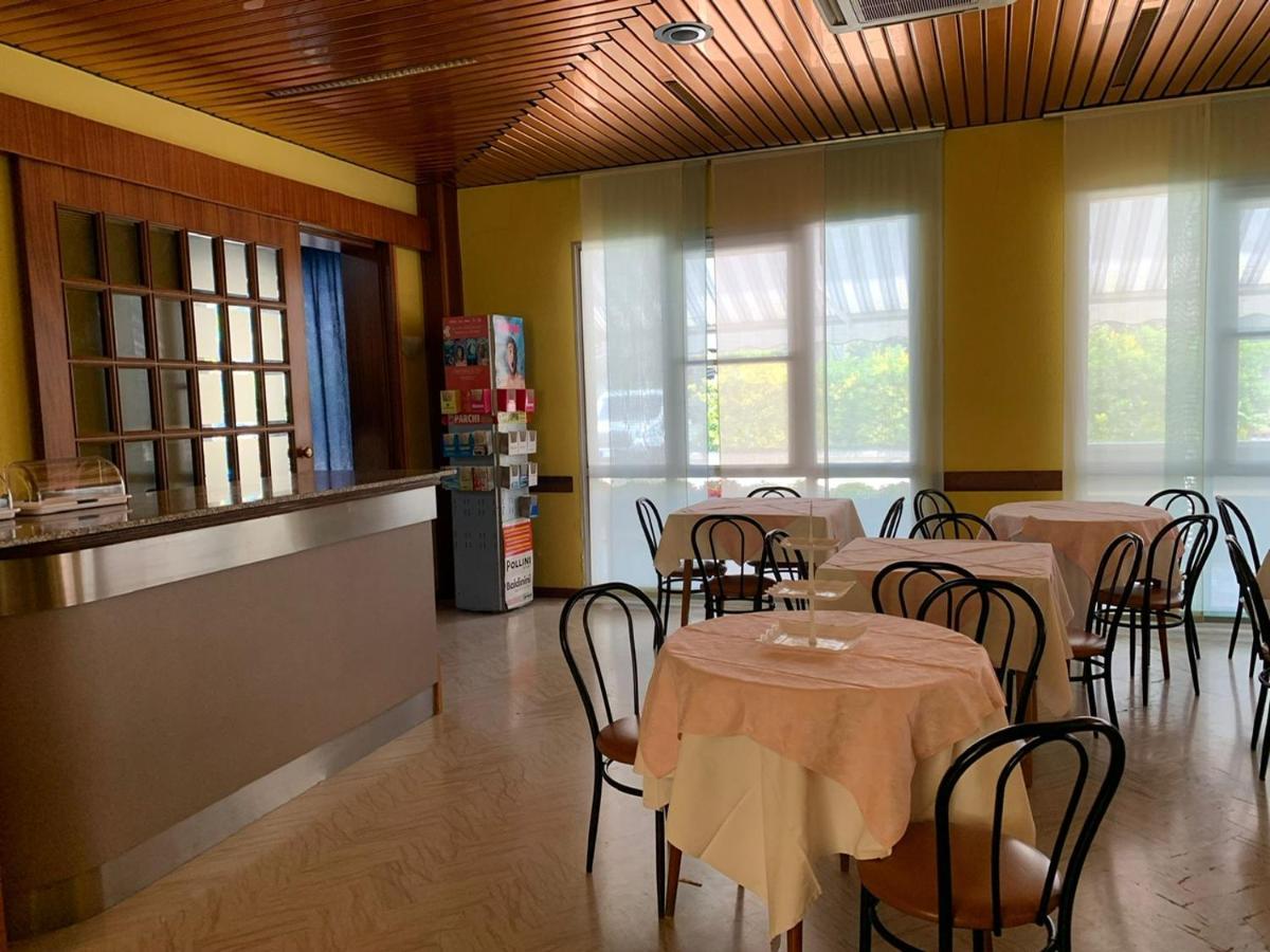 Hotel Estense Римини Екстериор снимка