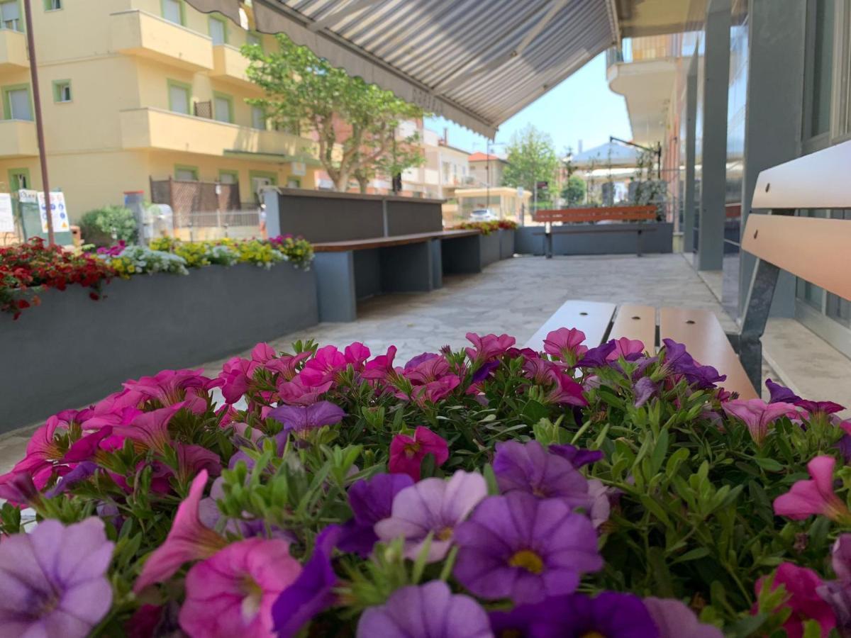 Hotel Estense Римини Екстериор снимка